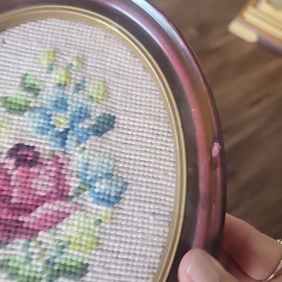 Pair Vintage Floral Needlepoint Flowers in Oval Frames Miss Matched 9x7 & 8x6.5 - Picture 11 of 14